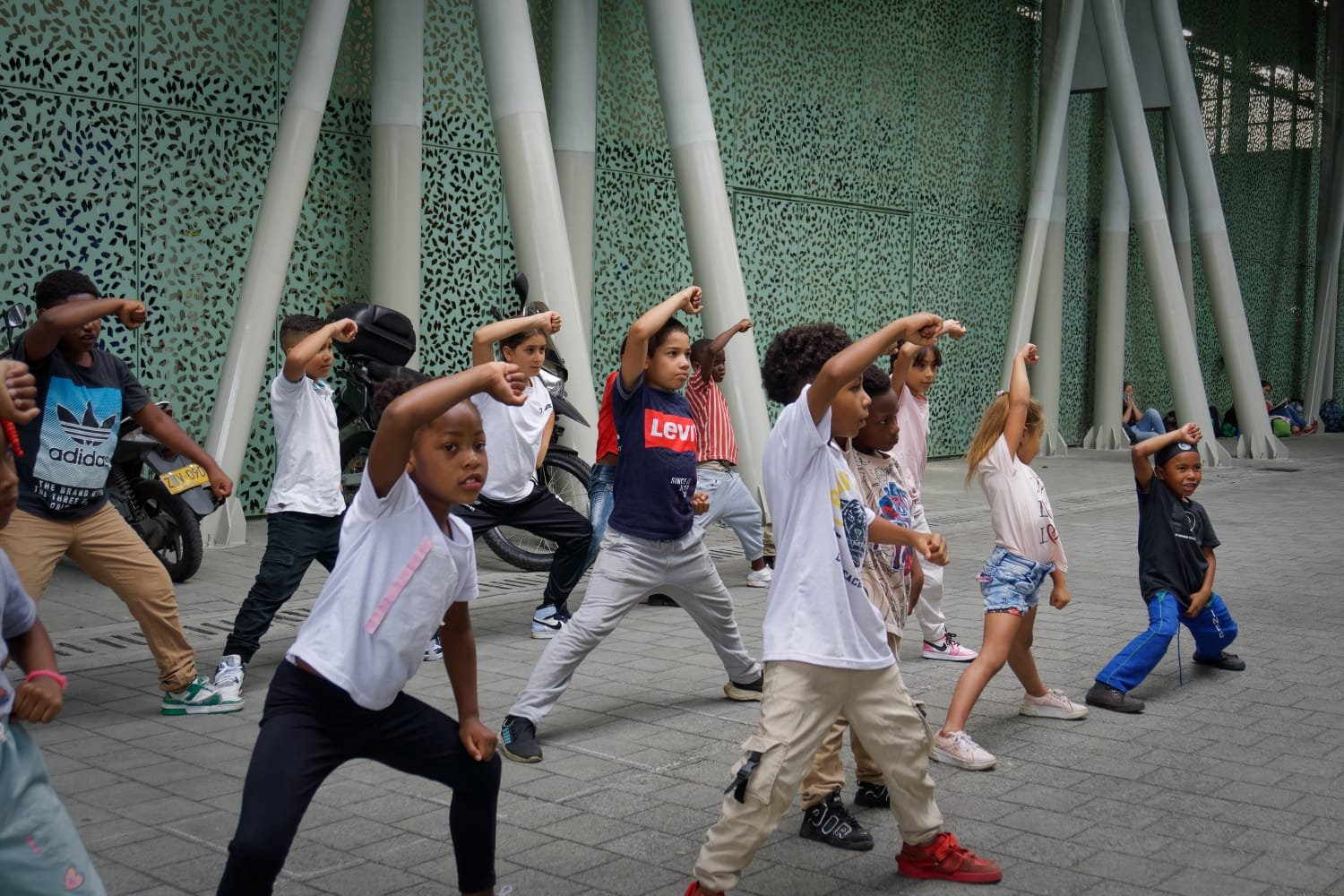 Niños practicando en espacio público